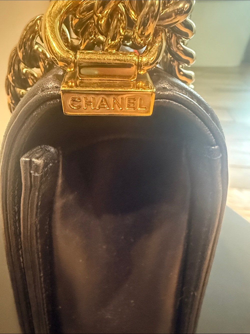 CHANEL Black Leather Shoulder Bag with Gold Chain and Red Accent - Picture 4 of 16